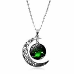 Dettaglio della collana a mezzaluna argento con gemma di vetro costellazione Ariete