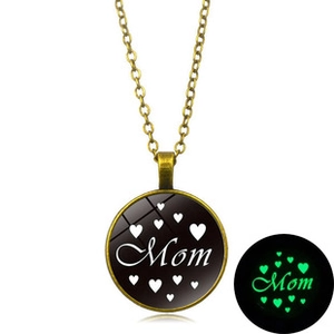 Détail du collier Mom lumineux montrant le cadre en bronze et l'effet brillant