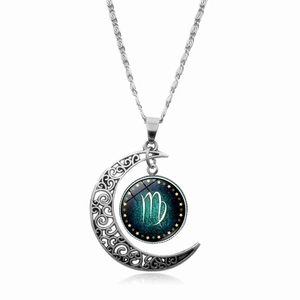 Dettaglio della collana a mezza luna d'argento con segno zodiacale Vergine e cielo stellato