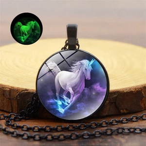 Collier licorne lune galaxie luminescent avec dôme en verre et chaîne en métal noir