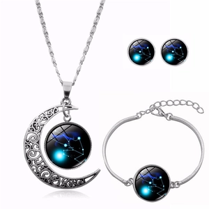 Détail de la parure Taureau avec collier croissant de lune et cabochons carte du ciel