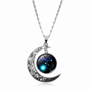 Dettaglio della collana a mezzaluna argento con cabochon in vetro dello zodiaco Toro