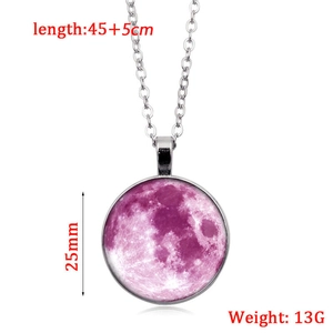 Vue détaillée du collier pendentif lune argentée avec pierre en verre violette