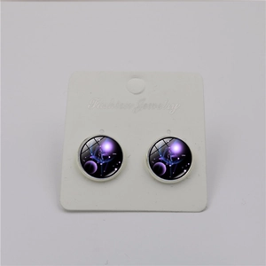 Détails des boucles d'oreilles Balance avec motifs de nébuleuse violette sur base argentée