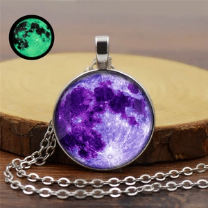 Collier galaxie lune violette lumineuse avec pendentif en verre et chaîne argentée