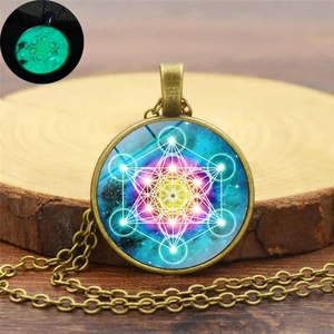 Collier mandala Cube de Métatron lumineux avec pendentif nébuleuse dans cadre en bronze