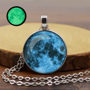 Collier pendentif lune lumineuse avec chaîne argentée et détails de galaxie brillants