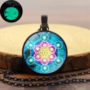 Collier pendentif Mandala cube de Métatron lumineux avec motif galaxie étoilée