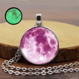 Détail du collier pendentif lune rose avec effet lumineux vert dans l'obscurité