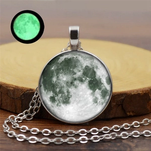 Vue détaillée du collier pendentif lune lumineuse avec effets de texture céleste
