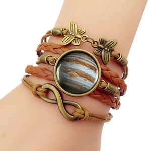 Détail du bracelet bohème multicouche avec cabochon Jupiter et symbole de l'infini