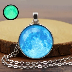 Collier pendentif lune lumineuse avec verre galaxie brillant et chaîne argentée fine