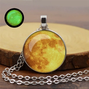 Collier pendentif lune lumineuse avec chaîne argentée et effet brillant dans le noir