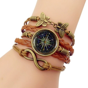 Vue détaillée du bracelet en cuir bohème avec breloques infini et pendentifs papillon