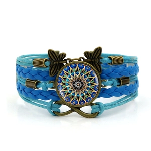 Bracelet tressé mandala bohème avec charms papillon et symbole de l'infini élégant