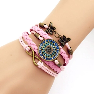Vue détaillée du bracelet bohème multicouche rose avec breloque mandala et symbole infini