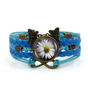 Bracciale multistrato in pelle intrecciata blu con ciondolo a margherita e farfalle