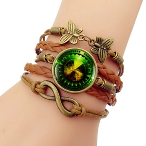 Détail du bracelet multicouche en cuir tressé avec des breloques papillon et infini