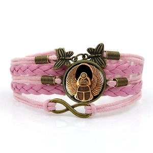 Bracelet tressé rose multicouche avec scarabée égyptien, papillon et symbole infini