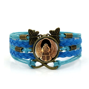 Bracelet égyptien multicouche avec scarabée, cordes tressées bleues et breloques papillon