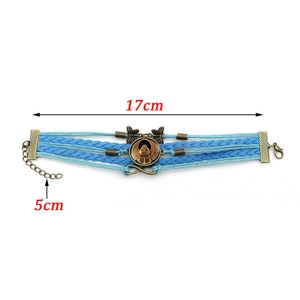 Détail du bracelet bohème multicouche en cordon bleu avec breloque en verre scarabée