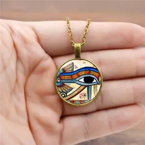 Collana con ciondolo Occhio di Horus vintage in bronzo con cabochon in vetro egiziano