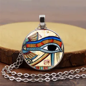 Collana vintage con ciondolo Occhio di Horus egiziano con cornice in argento su legno