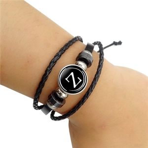 Bracciale multistrato in pelle intrecciata nera con perle argento e ciondolo lettera Z