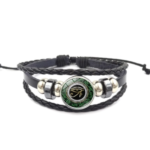 Détail du bracelet en cuir multicouche avec breloque Œil d'Horus en verre et perles