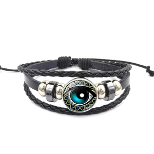 Vue détaillée du bracelet en cuir multicouche avec cabochon en verre Oeil d'Horus