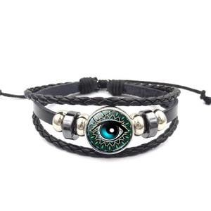 Détail du bracelet multicouche en cuir avec charm en verre œil d'Horus et perles