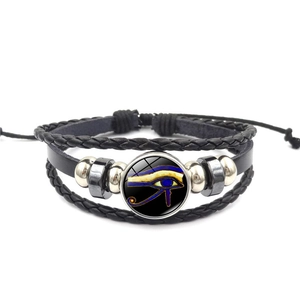 Détail du bracelet multicouche en cuir avec l'Œil d'Horus et perles tressées élégantes