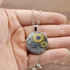 Collar con colgante de girasol plateado y grabado You are my sunshine para mujer