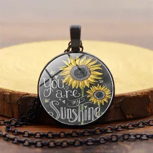 Collar vintage con colgante de girasol y frase You Are My Sunshine sobre madera