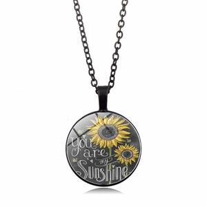 Primer plano del colgante de cristal con diseño de girasol You Are My Sunshine y cadena
