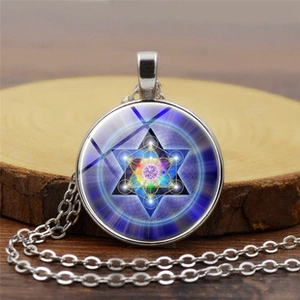 Détail du collier steampunk yin yang tai chi avec symbole géométrie sacrée hexagramme