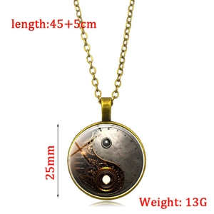 Détail du pendentif Yin Yang steampunk montrant les engrenages et les dimensions