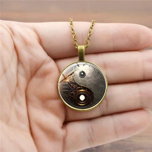 Détail du collier Steampunk Yin Yang avec engrenages et pendentif en bronze