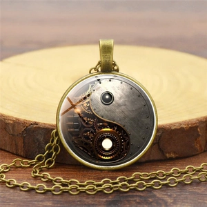 Collier pendentif Yin Yang steampunk en verre avec engrenages en bronze et chaîne vintage