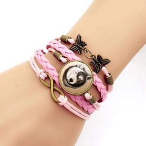 Bracelet en cuir rose à plusieurs rangs avec pendentif husky et breloques papillon