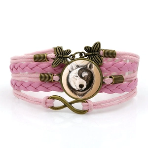 Bracelet multicouche en cuir tressé rose avec papillon vintage et cabochon loup en verre