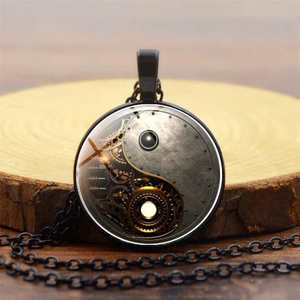 Collier Yin Yang steampunk avec design d'engrenage mécanique sur bois