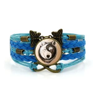 Bracelet loup Yin Yang en verre avec cuir tressé bleu et breloques papillon en bronze
