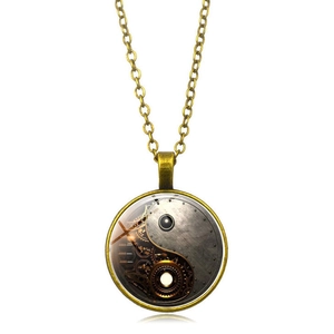 Détail macro du pendentif Yin Yang steampunk montrant des engrenages et un fini bronze