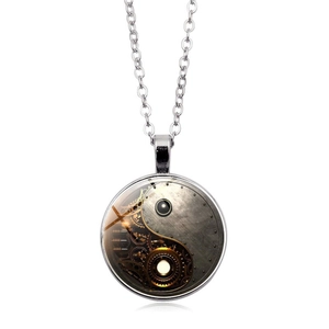 Gros plan du pendentif Yin Yang steampunk avec engrenages dorés et rivets métalliques