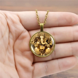 Gros plan du collier vintage en bronze avec pendentif Ganesha en relief détaillé