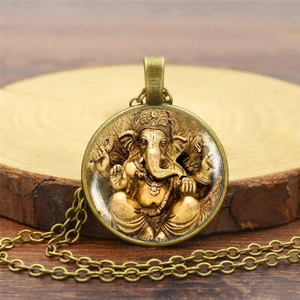 Collier Ganesha vintage avec pendentif rond en bronze sur un support en bois