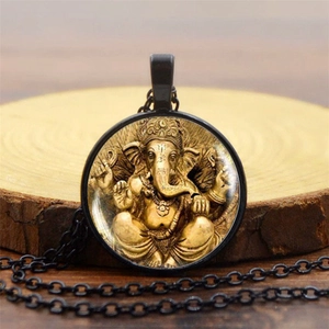 Collier religieux indien avec pendentif Ganesha doré sous dôme de verre et chaîne noire