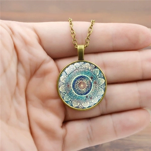 Primer plano detallado del colgante de mandala yoga con cadena de bronce vintage y domo de cristal