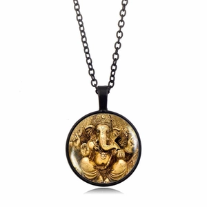Détail du collier Ganesha avec pendentif en bronze et chaîne noire minimaliste